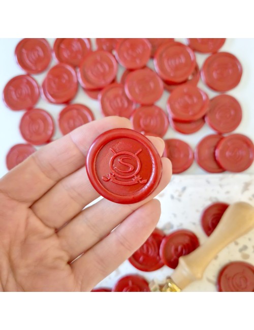 Spersonalizowany stempel mosiężny do laku z falowaną obwódką i Twoim logo